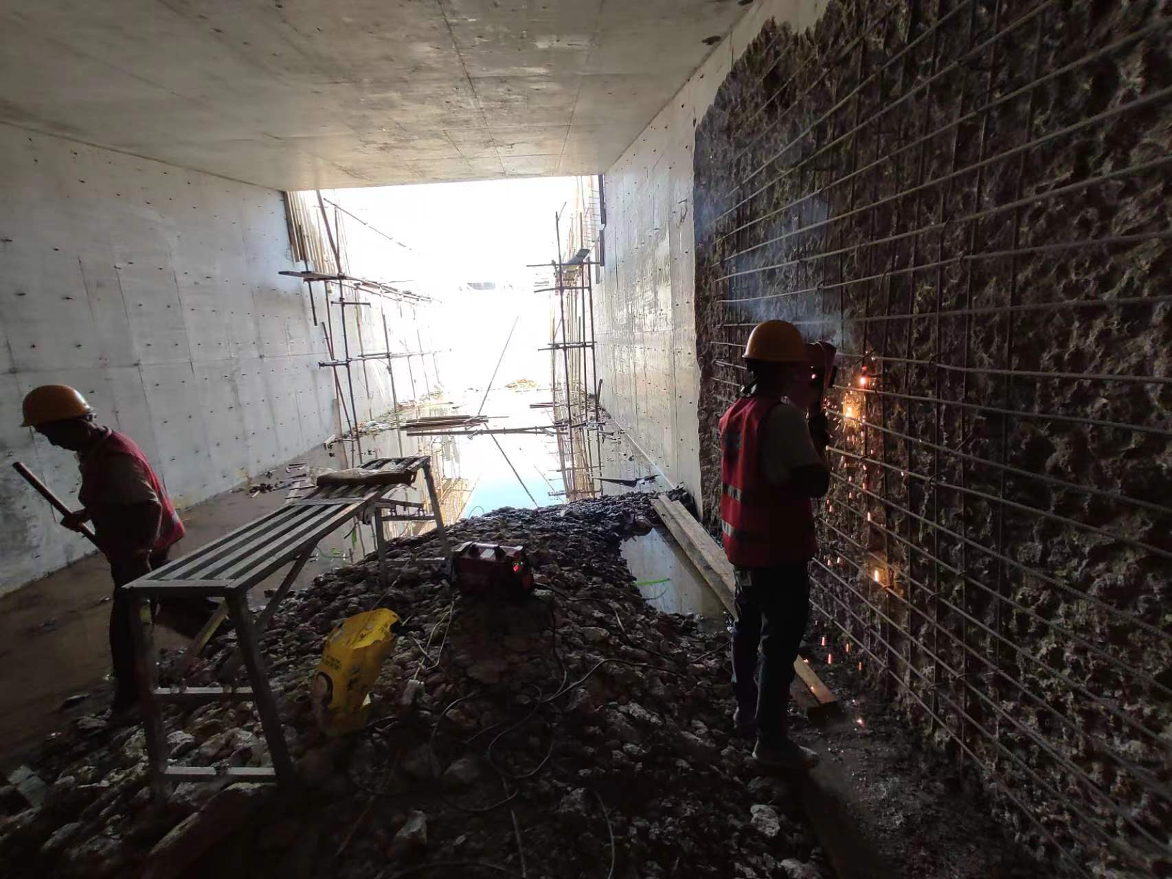 怒江挖断承重墙导致楼体开裂，加固施工方案出炉